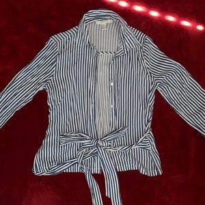 BLUE AND WHITE STRIPPED BUTTON UP🤍